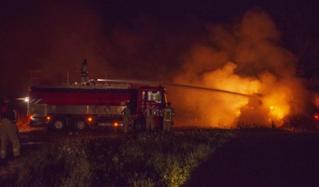Brandweer lange tijd bezig met blussen van veertig hooibalen bij Oud-Vossemeer -..