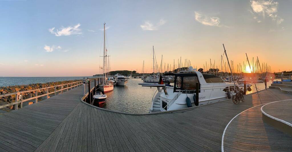Steinhude's tweet photo. Moin von der See! Auch die Ostsee kann Sonnenuntergang 🌅, verrückt.

#grömitz #sonnenuntergang #yachthafen #yachtporn #groemitz #cloudporn #sunsetphotography #sunsets_captures #skyporn #meerverliebt 
#sunset #sunsetporn #sunsets #sunsetlover #sunset_… https://t.co/mAwUxMJWyn https://t.co/DWQ3AFppNh