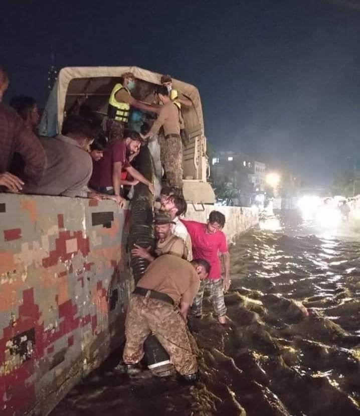 alikhan221022's tweet photo. بارڈرز اور ملک کے چپے چپے کی حفاظت کے ساتھ ساتھ اپنے ہم وطنوں کی مشکلات کو کم کرتے ہوئے پاک فوج کے جوان کراچی میں مصروف عمل
#WeDefenders https://t.co/EHrKCXIFGM