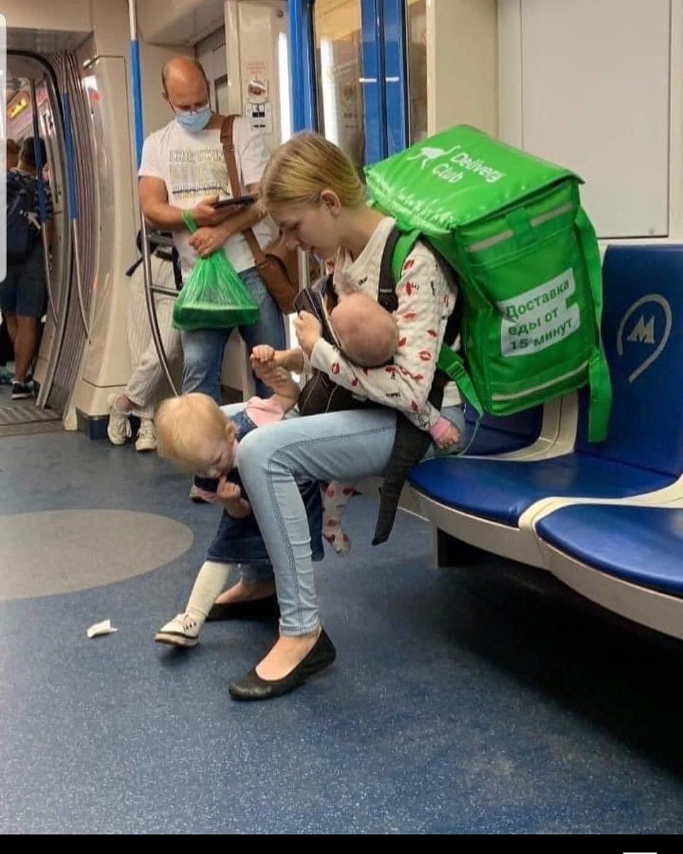 roxananicula's tweet image. Las oportunidades hoy son inmensas como nos enseña esta ilustración. Recuerdo que más de una vez tuve que adaptarme y trabajar con mi hija en el regazo.🤩😍 Y lo hacemos porque no queremos perdernos ni un minuto de su crecimiento a la vez que queremos seguir siendo productivos.⌨