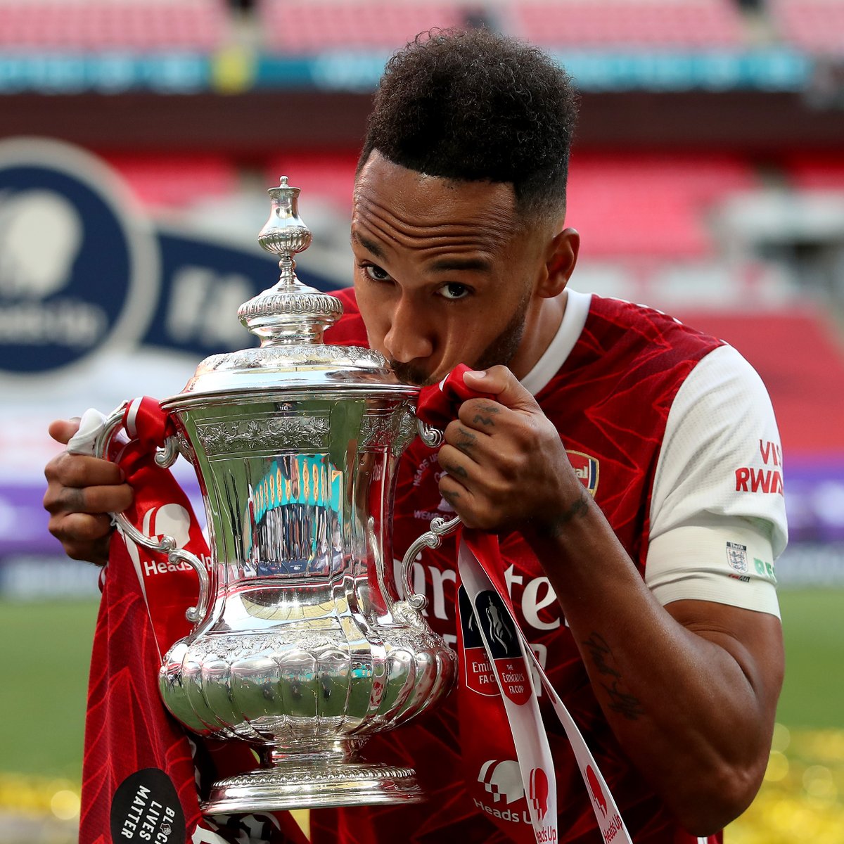4️⃣4️⃣ games
2️⃣9️⃣ goals

@Aubameyang7 has been named Arsenal's Player of the Season! 🥇🥳