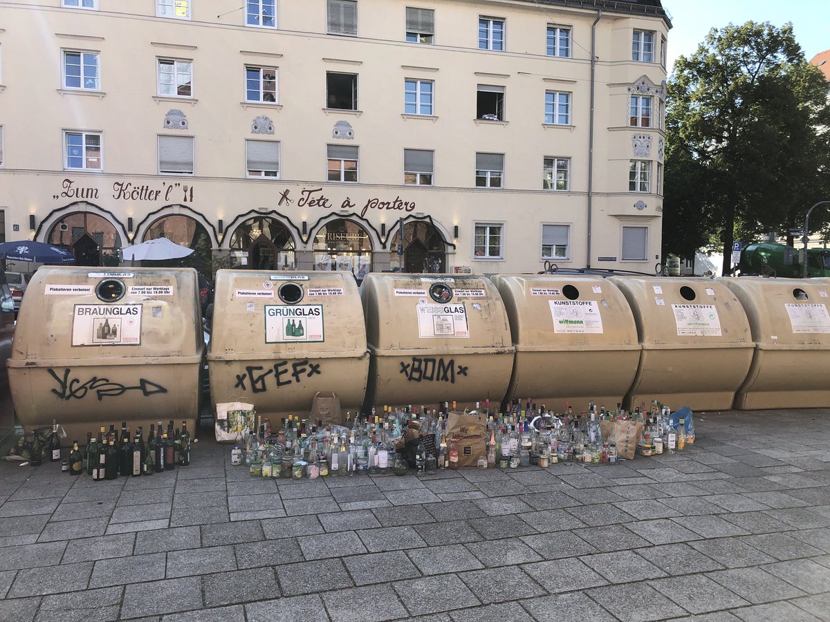 rehabrepublic's tweet photo. Immer wieder, wenn wir vor so einer Szene stehen, zweifeln wir ja das Wertstoffinsel-System in München an. ❌♻️🚯 Wir fragen uns, wo genau liegt eigentlich das Problem? Was ist eure Meinung? Hier mal noch ein Beitrag des BR dazu: 👉🏼 https://t.co/lzVxDcHG8v https://t.co/ZLhEIjnwYU