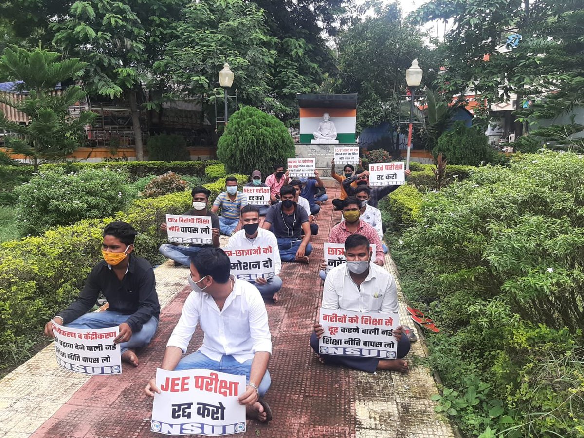 nsui's tweet photo. देश मे बढ़ते कोरोना संक्रमण के बीच केंद्र सरकार द्वारा छात्रो को परीक्षा देने के लिए विवश करके उनके जीवन को खतरे में डालने व नई शिक्षा नीति में निजीकरण को बढ़ावा देने के खिलाफ ओडिसा NSUI के कार्यकर्ताओं ने अनगुल जिले में #छात्र_सत्याग्रह किया। https://t.co/HYmFC78BPX