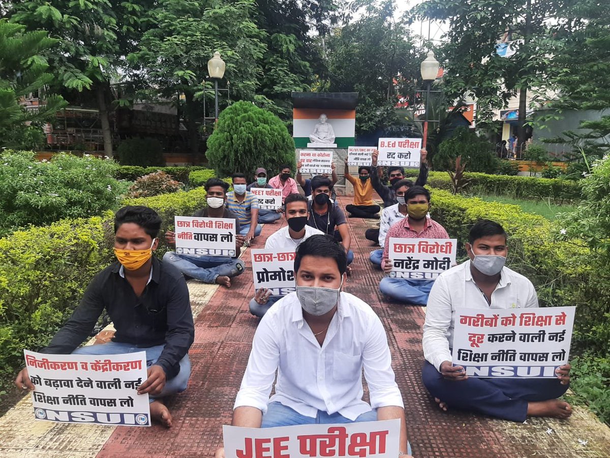 nsui's tweet photo. देश मे बढ़ते कोरोना संक्रमण के बीच केंद्र सरकार द्वारा छात्रो को परीक्षा देने के लिए विवश करके उनके जीवन को खतरे में डालने व नई शिक्षा नीति में निजीकरण को बढ़ावा देने के खिलाफ ओडिसा NSUI के कार्यकर्ताओं ने अनगुल जिले में #छात्र_सत्याग्रह किया। https://t.co/HYmFC78BPX