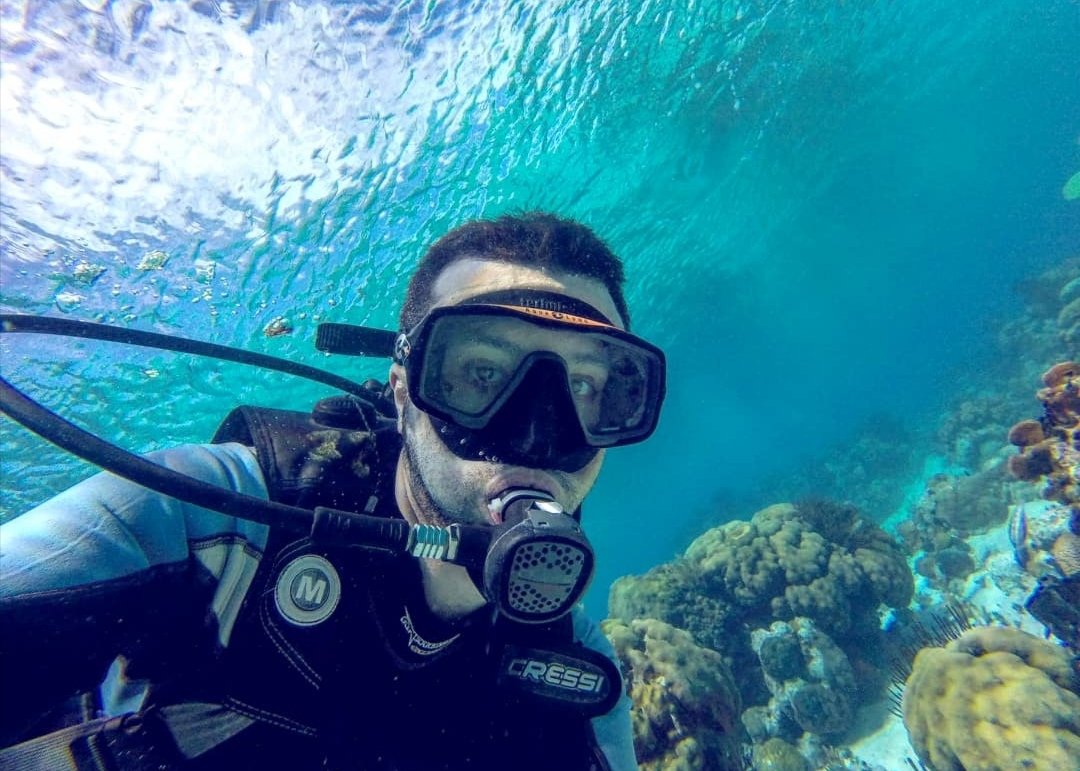 Selfie marino... El ser humano lleva el peso de la gravedad sobre sus hombros,solo tiene que sumergirse para sentirse libre. Cerrar los ojos a la naturaleza solo nos hace ciegos en un paraíso de tontos(J.Y. Cousteau)
#mundomarino #lamar #buceayserasfeliz #nature #Diving #marine