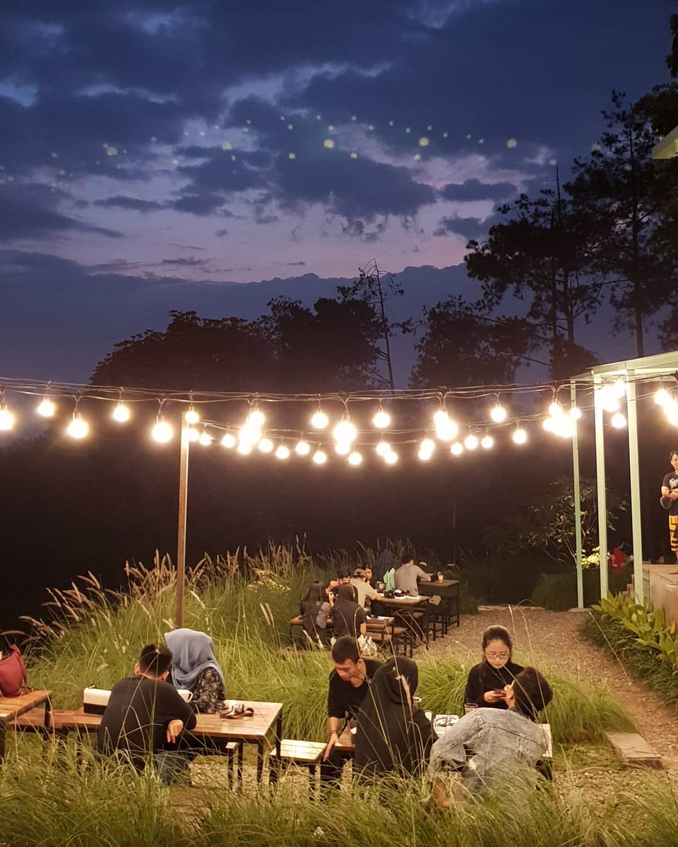 1. Utara cafeNah ini yang pertama utara cafe, utara cafe ini terletak di dago pakar utara, rekomendasi banget buat kalian yang mu nongkrong malem mingguan, soalnya kalian bisa liat bandung dari atas loh. Utara cafe ini terkenal sebagai tempat ngopi with a view.