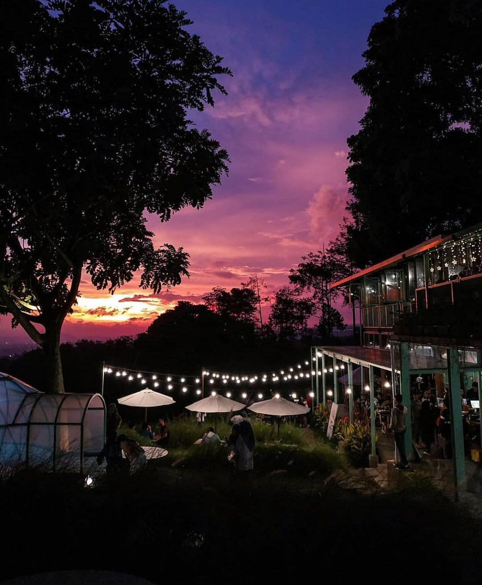 1. Utara cafeNah ini yang pertama utara cafe, utara cafe ini terletak di dago pakar utara, rekomendasi banget buat kalian yang mu nongkrong malem mingguan, soalnya kalian bisa liat bandung dari atas loh. Utara cafe ini terkenal sebagai tempat ngopi with a view.