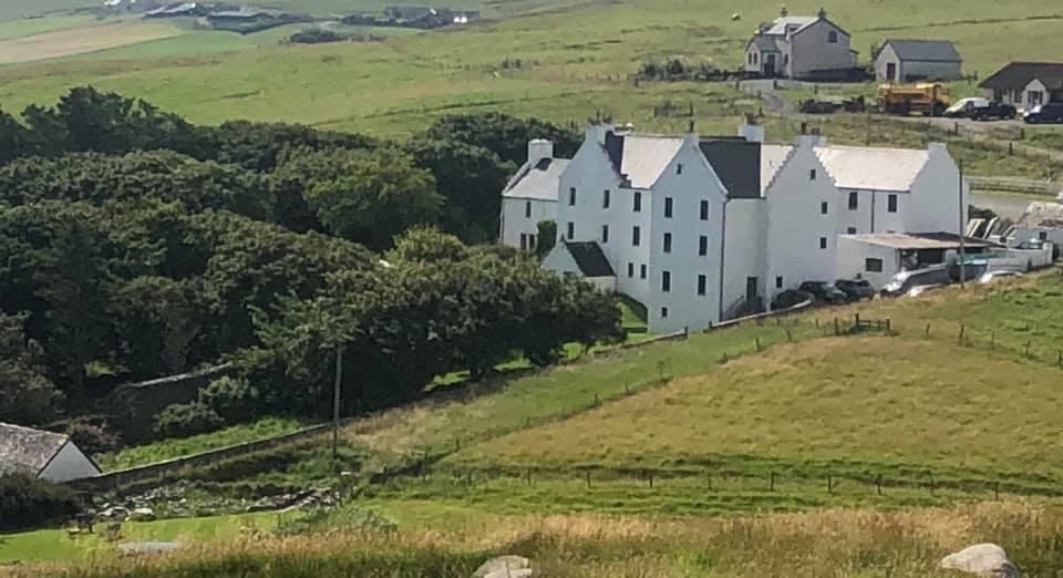 On the approach to Busta House. Communities in the north end have had a difficult time of late - closure of Scatsta, changes at Sullom Voe, the Moorfield fire to name a few. Good to spend (socially distanced) time talking to local tourism businesses about challenges they face. 2/