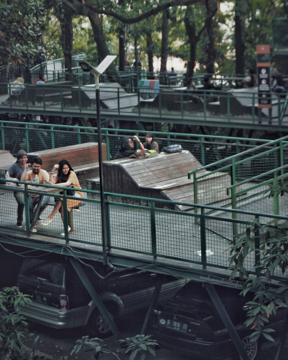 2. BaksilBaksil ini sebuah tempat yang berada di kawasan jalan Taman Sari. Baksil sering dikunjungi oleh fotografer untuk pengambilan foto karena tempatnya yang aesthetic dan nyaman bgt . Oh iya masuknya juga gratis loh, cuma kalo kalian bawa kendaran akan dikenai biaya parkir