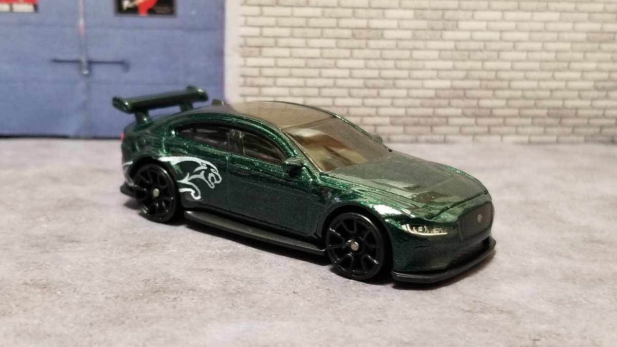 I0CPITgN7ZgTagh's tweet photo. JAGUAR XE SV …8!
ジャガーにジャガーを貼ってみました😋
#Hotwheers https://t.co/w0zvUJmxW2