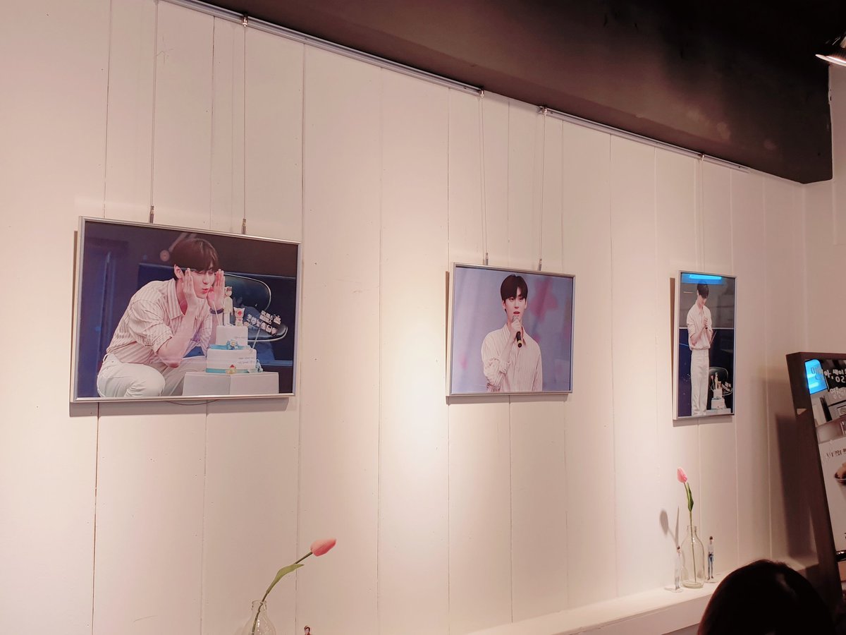six_HMH89's tweet photo. #꼬마깜냥혀니 #황민현 #민현 #황민현인형

눈호강 잔뜩 하구 갑니다 😭 
완전 힐링존 ❤❤❤

#황민현_어디서든_늘_함께있어
#눈부신_유니버스_황민현
#카페163 https://t.co/8MtJ0RtAzz