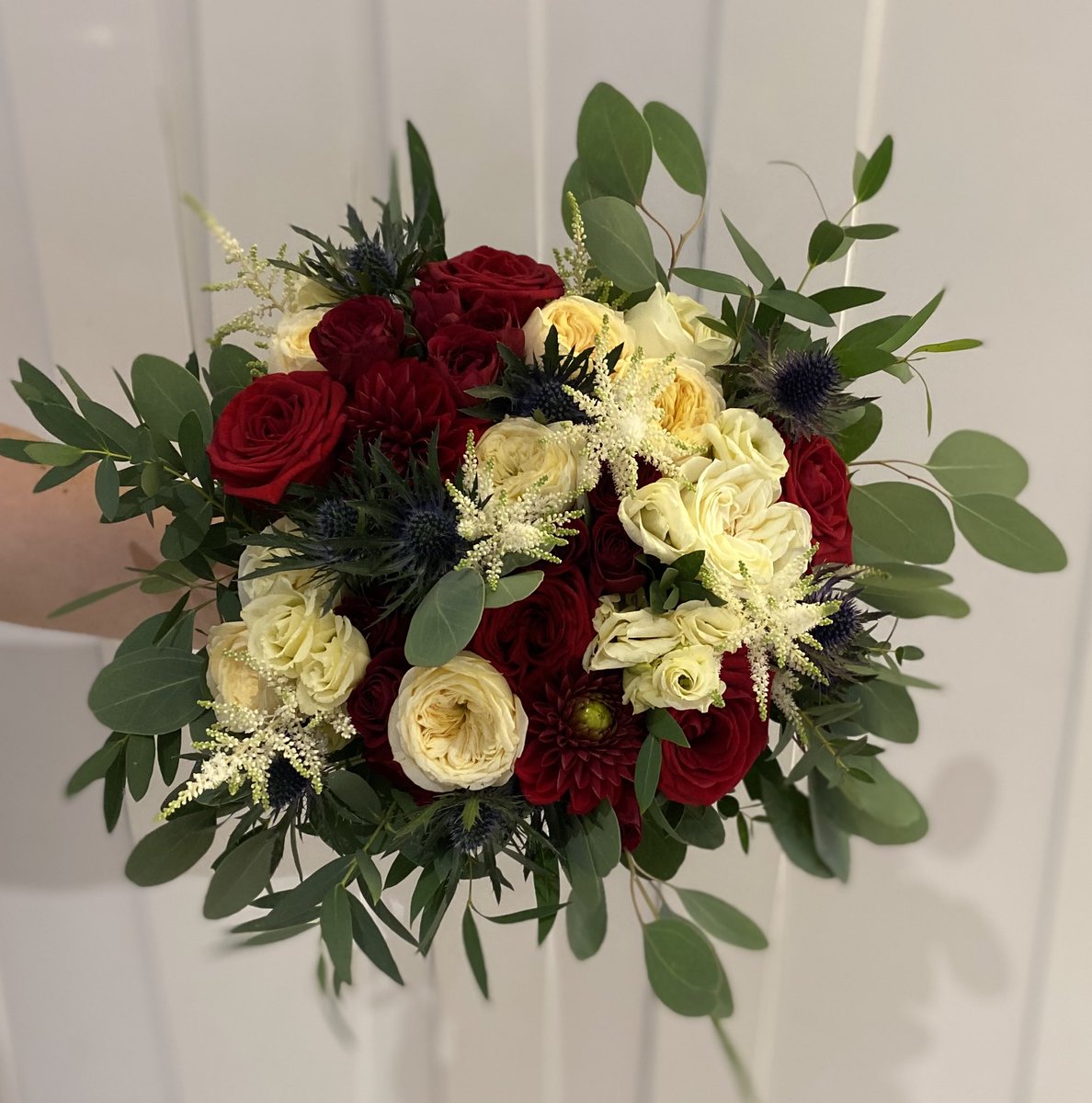 This time last week... #bride #wedding #weddingflowers #bridalhandtied #bridalflowers #flowers #roses #gardenroses #lisianthus #derbyflorist #derbyshireflorist #derbywedding #derbyshirewedding @intuDerby