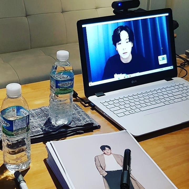 Angie04191's tweet photo. Himchan Online Fanmeeting ❤
Reposted from @kadol_i 화이팅! - #regrann 😍🥰 Thank you! ❤🙏
#KimHimchan #BAP 
#ヒムチャン #힘찬 #Himchan https://t.co/uMlsPzlIN0