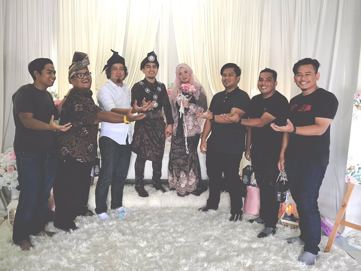 ArifAkarUmbi's tweet photo. Hari ini saya bertugas mengiringi HRH Paduka @ramzijaafarmj Al-Daging ke majlis perkahwinan saing rodong di Jerangau Barat & Losong. Alhamdulillah kesemua pengantin mematuhi SOP yang ditetapkan. Barakallahulakuma 😘🤲🤝
#DemiMim
#SelamatPengantinBaru https://t.co/20BjWBy3pb