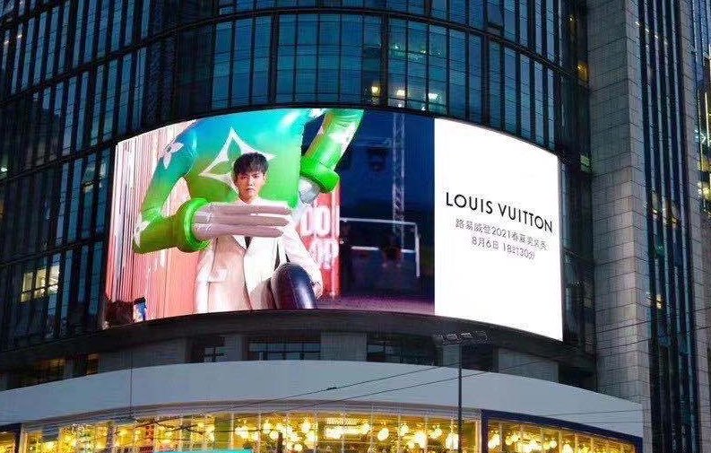 advertising louis vuitton billboard