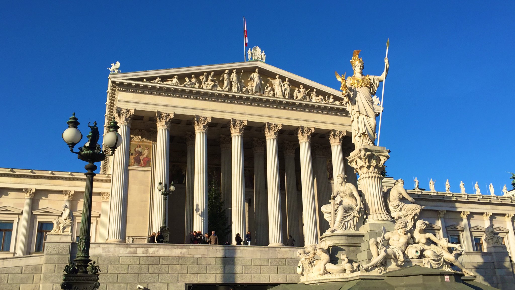 野火 奈良がすき トラムに乗ってリングを回ると古代ギリシャの神殿のような建物が目に入る ここは18年に完成した 国会議事堂 ドイツ語と英語のガイドツアーで見学ができる 数ある議場の中でも古代の円形劇場のような装飾が施された 連邦総会の議場は