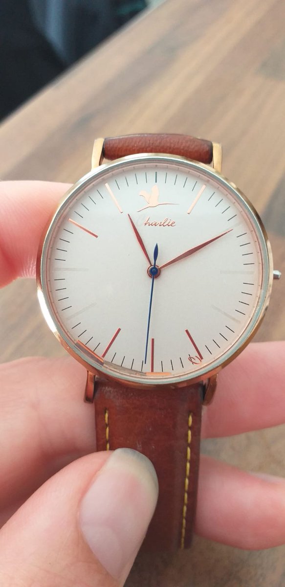Micklin29's tweet photo. Après 3 ans, la montre Charlie Paris qui part en lambeaux... Pour le prix c'est vraiment dommage... Je ne recommande pas!! #charlieparis #mauvaisachat #passetonchemin https://t.co/CR8OWqhvtF