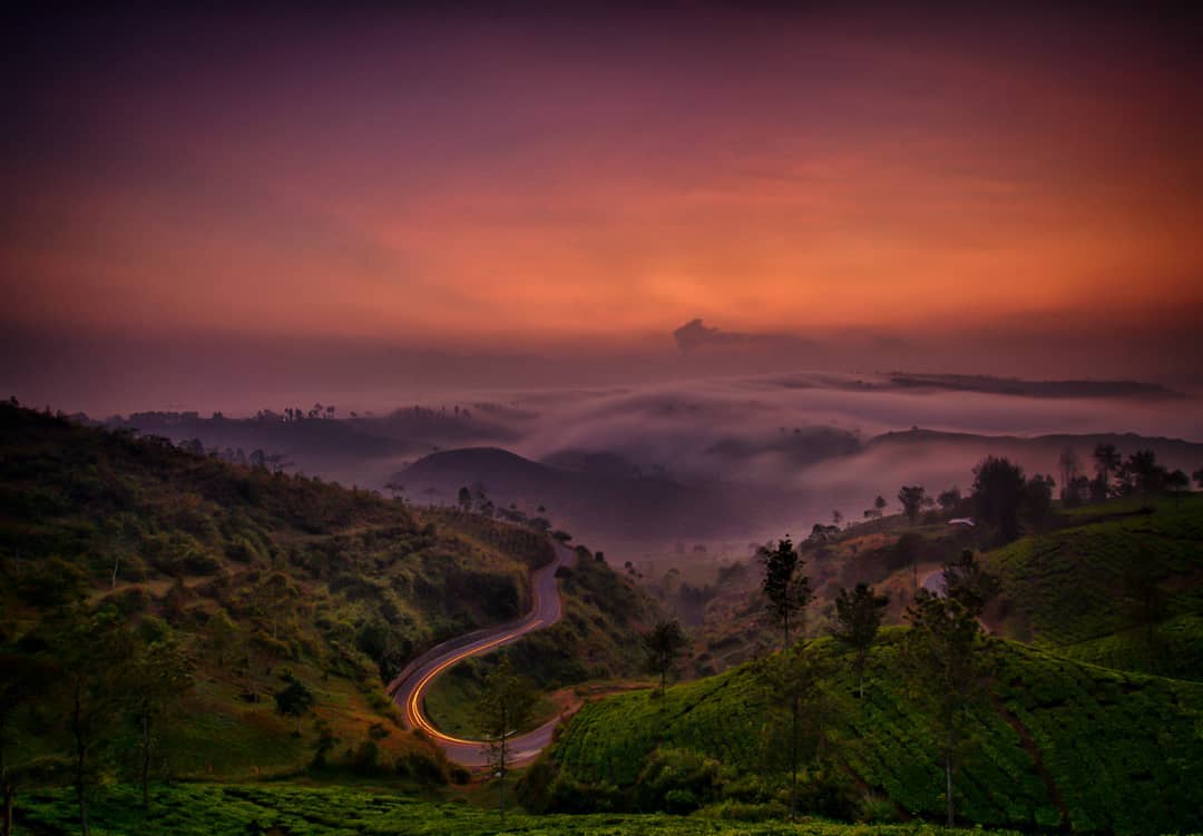4. Sunrise Point CukulTempat ini jadi spot sunrise terbaik di Pangalengan, disini kita bisa menyaksikan terbitnya matahari yang timbul dibalik Gujung Wayang dihiasi oleh awan dan kabut tebal. Tapi kalo kesini hati-hati yh, dan jangan lupa pake jaket soalnya dingin.