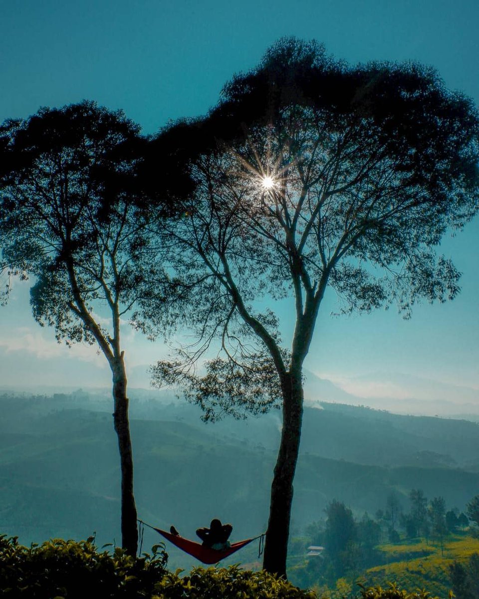 4. Sunrise Point CukulTempat ini jadi spot sunrise terbaik di Pangalengan, disini kita bisa menyaksikan terbitnya matahari yang timbul dibalik Gujung Wayang dihiasi oleh awan dan kabut tebal. Tapi kalo kesini hati-hati yh, dan jangan lupa pake jaket soalnya dingin.