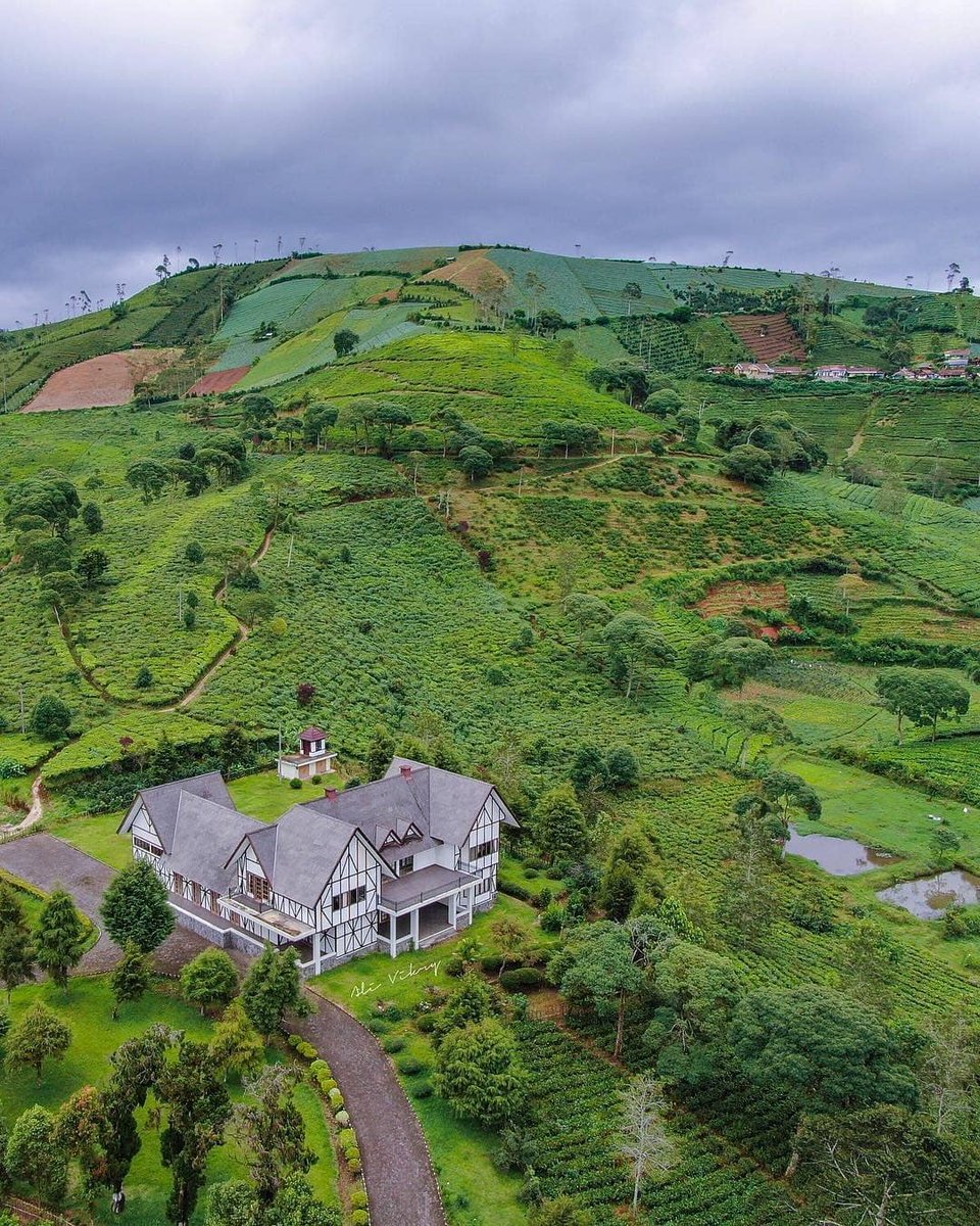 4. Sunrise Point CukulTempat ini jadi spot sunrise terbaik di Pangalengan, disini kita bisa menyaksikan terbitnya matahari yang timbul dibalik Gujung Wayang dihiasi oleh awan dan kabut tebal. Tapi kalo kesini hati-hati yh, dan jangan lupa pake jaket soalnya dingin.