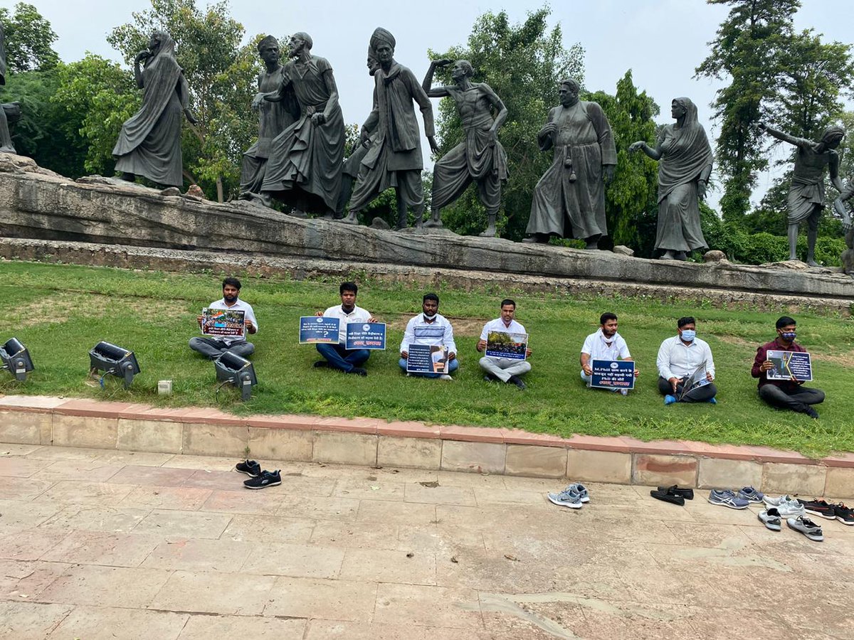 Neerajkundan's tweet photo. NEET के छात्र बोलें #छात्र_सत्याग्रह 
JEE के छात्र बोलें #छात्र_सत्याग्रह
फाइनल ईयर के छात्र बोलें #छात्र_सत्याग्रह
B.ED के छात्र बोलें #छात्र_सत्याग्रह
प्रतियोगी परीक्षाओं के छात्र बोलें #छात्र_सत्याग्रह 
छात्र शक्ति संगठित हो कर बोले #छात्र_सत्याग्रह https://t.co/hI5eB6KdRQ