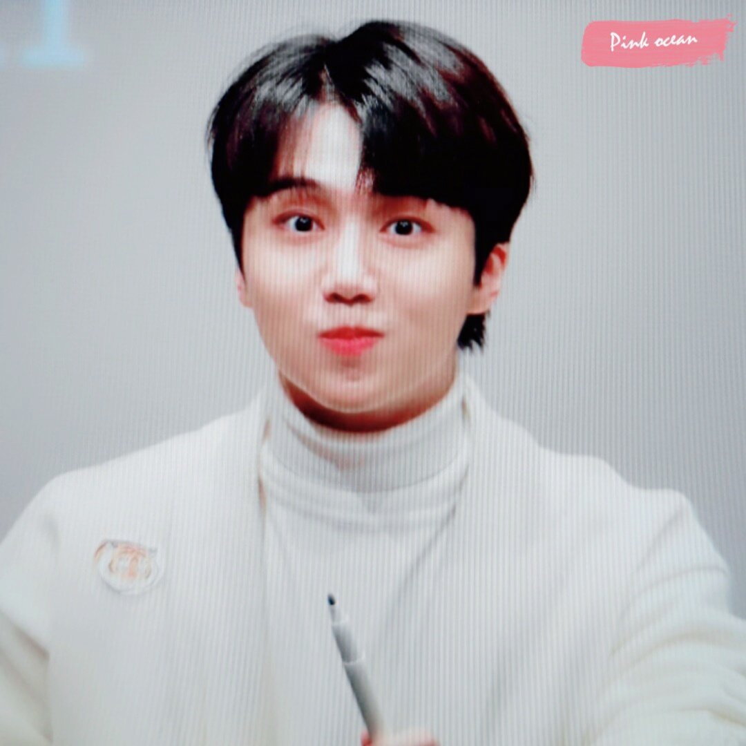 hourlyjinho's tweet photo. https://t.co/3opMBC3rQG