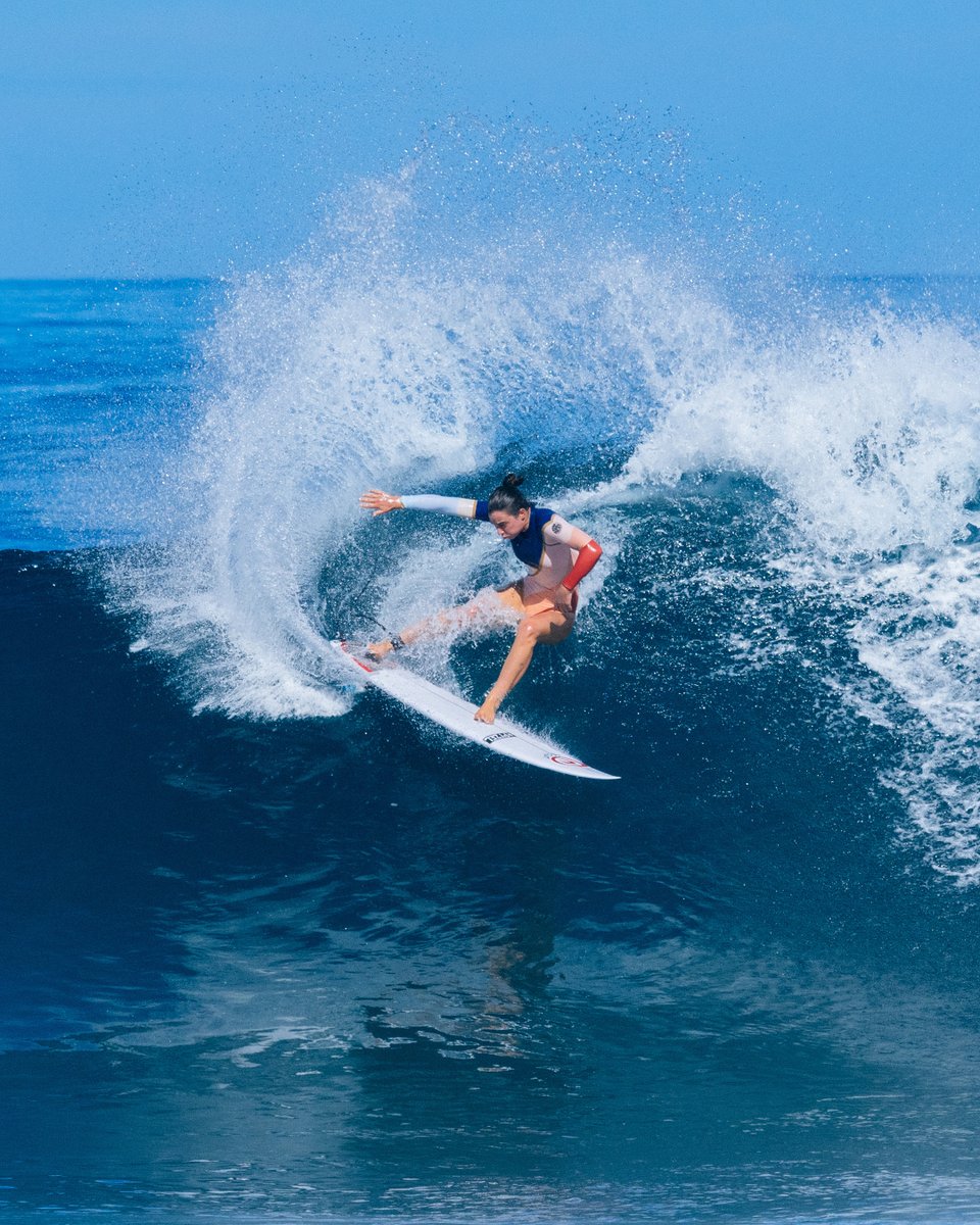 ripcurl's tweet photo. One of the best in the biz, @tylergwright putting on a #BombshellSeries clinic earlier this year 🔥 > https://t.co/rL97clZQRh https://t.co/EpBrLXRzjz