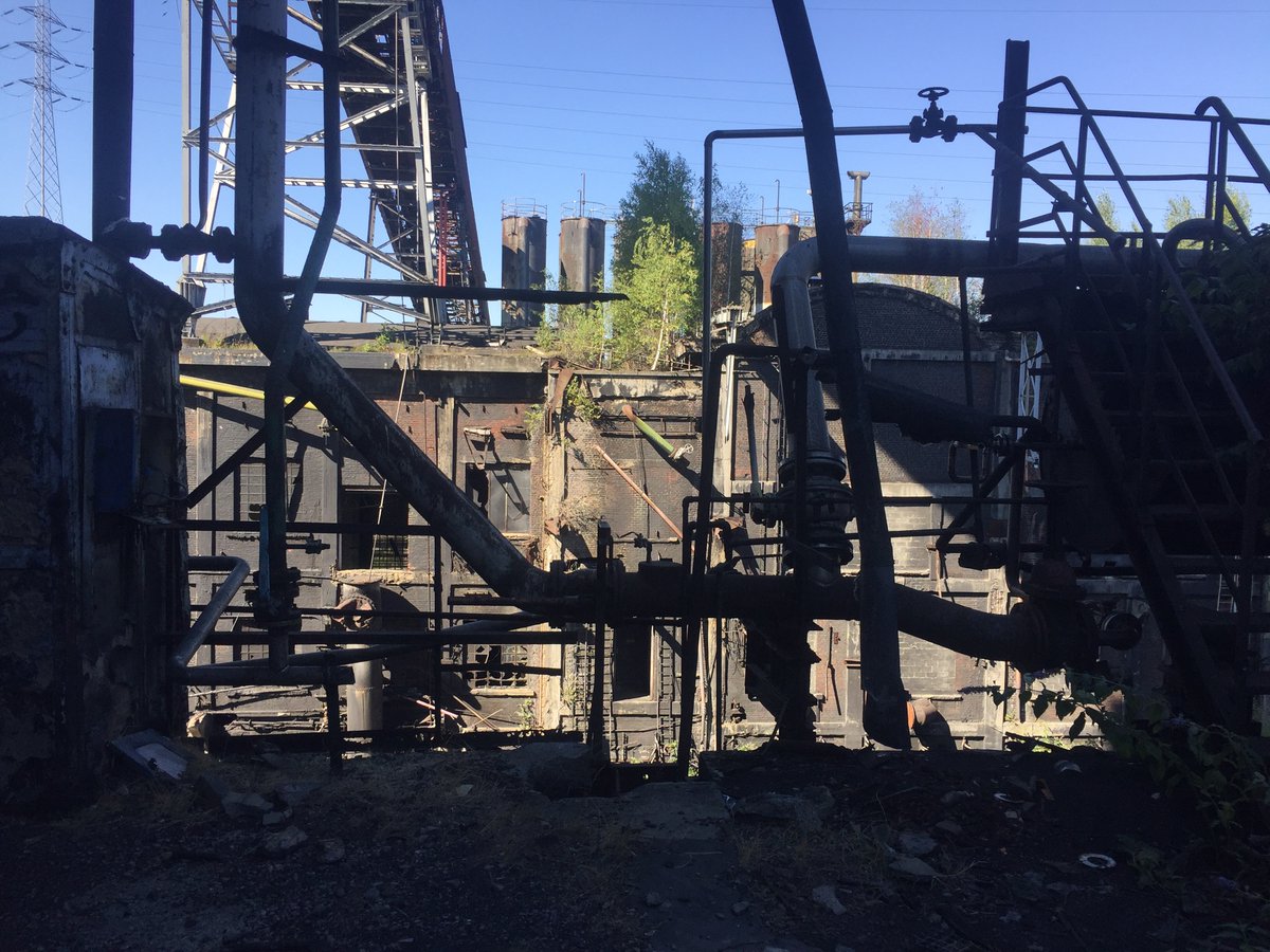 teunvoeten's tweet photo. @DonArturito Kuddevolk In overbevolkt land. Ik zit lekker in #Charleroi industrial #DoomScapes te fotograferen, geen tourist te zien! https://t.co/gjCzOvl5zn