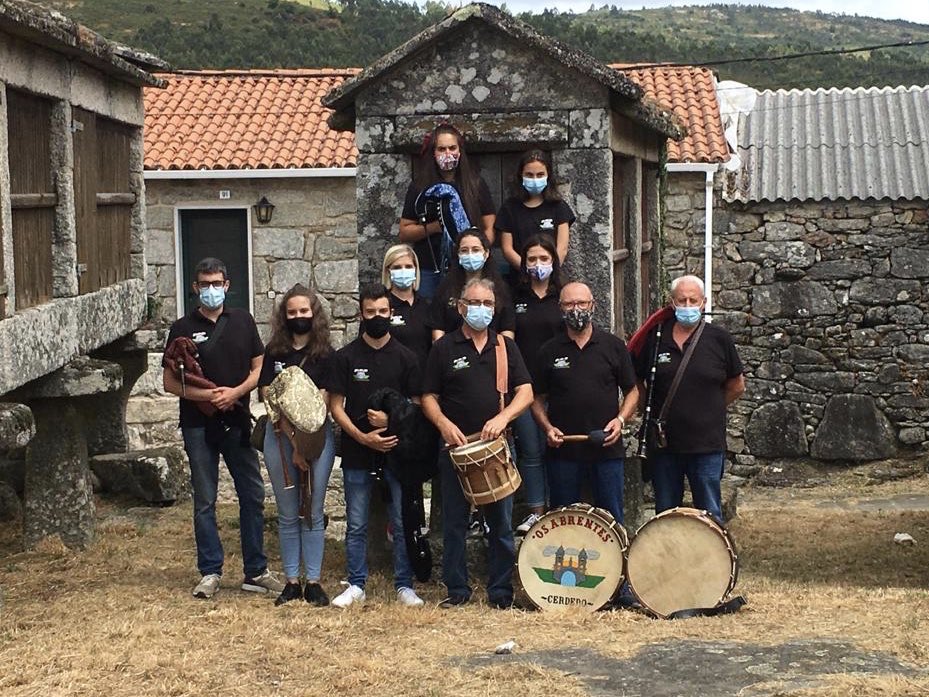 No día de hoxe o noso grupo de gaitas estará en Caroi (Cerdedo-Cotobade).

Compartimos unha fotografía do pasado luns 3 de agosto en Pedre (Cerdedo-Cotobade).