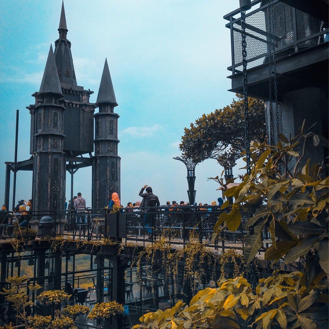 5. D'dieuland Ini nih tempat aesthetic banget, kalian bisa liat langsung bandung dari atas, restaurant ini juga instagramable, cocok buat nongkrong. Cepet bawa pacar kalian kesini, soalnya romantis bgt tempatnya. Coba deh cek ignya banyak tempat buat foto disini.