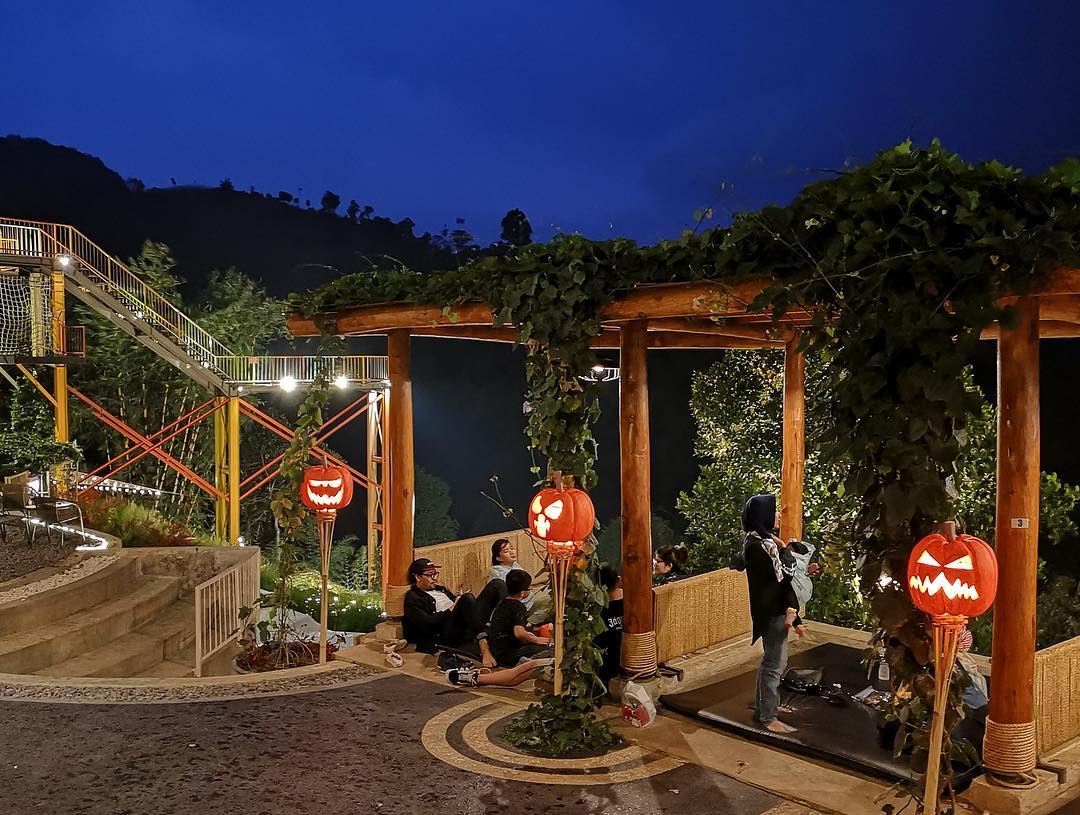 5. D'dieuland Ini nih tempat aesthetic banget, kalian bisa liat langsung bandung dari atas, restaurant ini juga instagramable, cocok buat nongkrong. Cepet bawa pacar kalian kesini, soalnya romantis bgt tempatnya. Coba deh cek ignya banyak tempat buat foto disini.