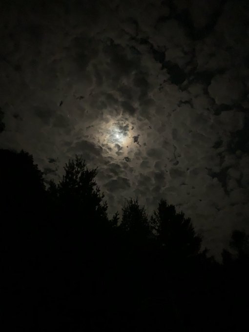 Supreme Being 🌟 - 1 pic. when the clouds literally part so you can take some sick af moon pics 🌔 https://t.co/f648B2twX5