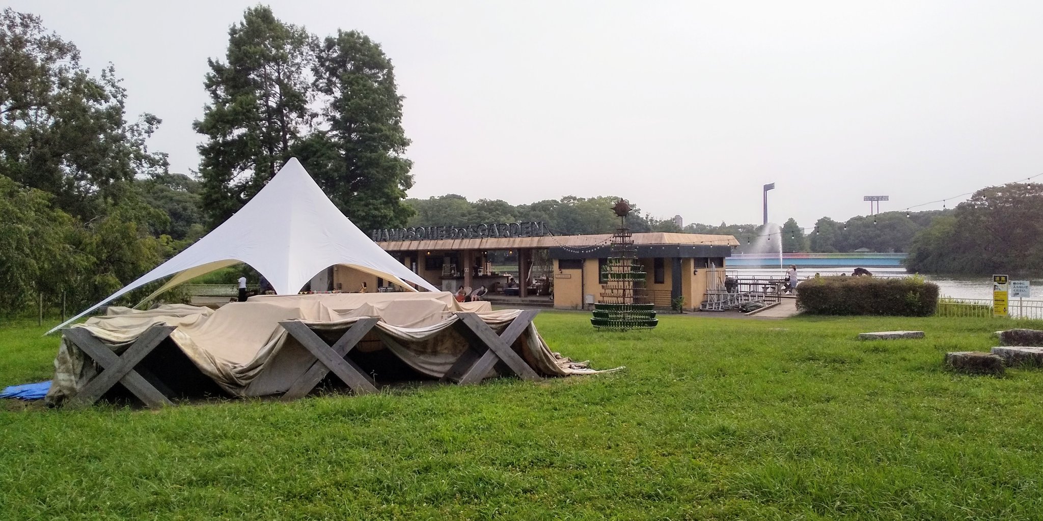 Break 長居公園も植物園も テーブル付きのベンチがいたるところにあります こんなに座っていろいろくつろげるところは珍しいかも 万博公園や奈良公園はここよりもずっと広いですが こういう感じではないです T Co Wzfy4grogx Twitter