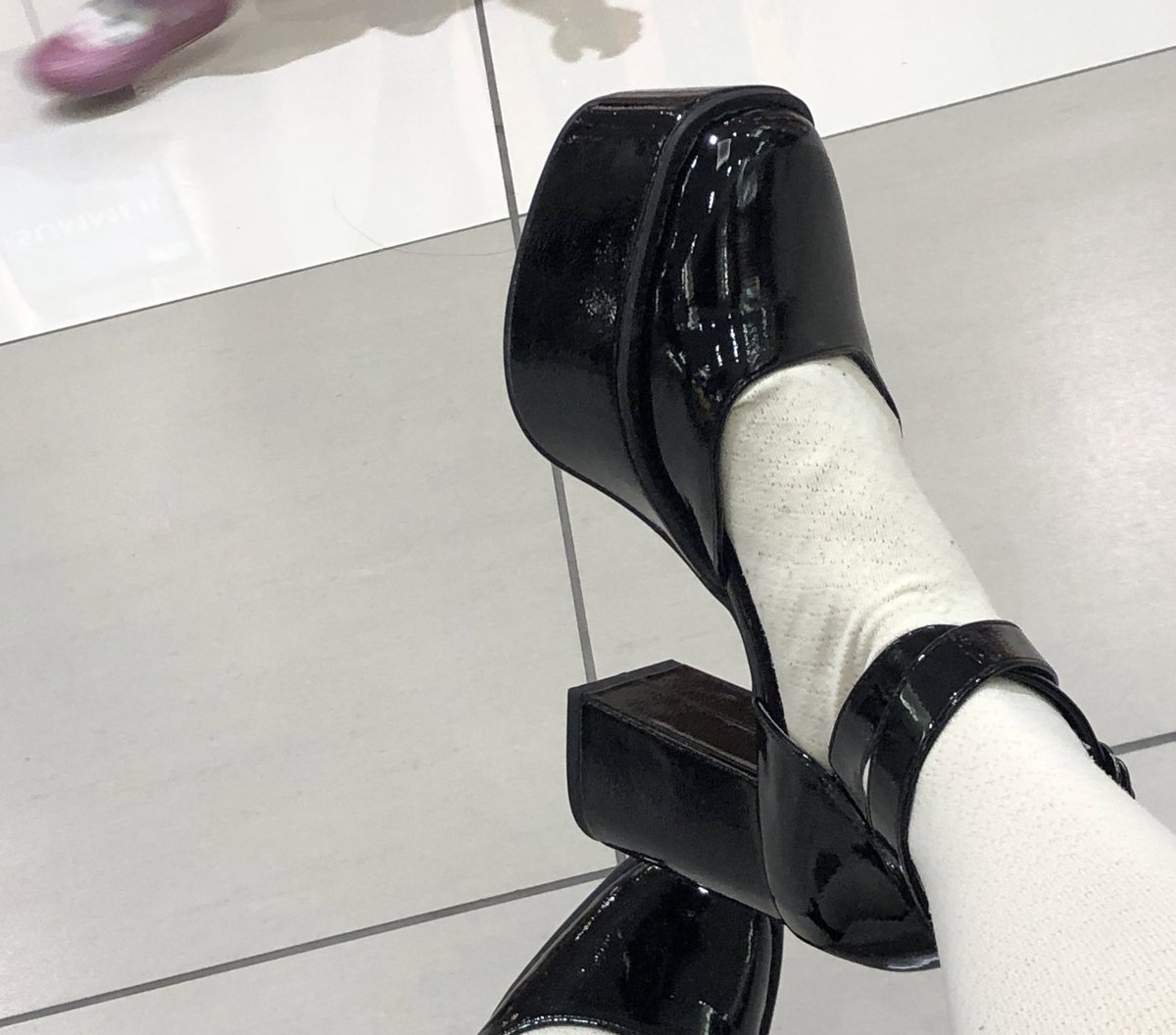 マヤ Gｕで なんと 厚底が しかもエナメル 知っている人もいるかもしれないが ゴス ロリィタの諸君はgｕへ走るべきだぞ ちなみに 買ったサイズはxl