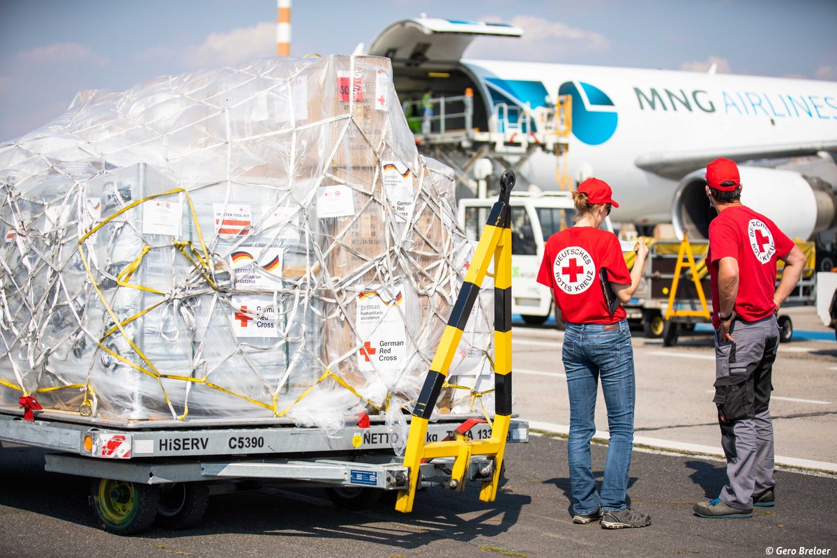 AuswaertigesAmt's tweet photo. Schnelle Hilfe für #Beirut: Deutschland stellt mehr als 1,5 Mio. Euro für Soforthilfe zur Verfügung. Mit einem Flug von @roteskreuz_de sind gerade 43 Tonnen Hilfsgüter Richtung Libanon gestartet: Erste-Hilfe-Sets, Decken, Werkzeuge, Medikamente &amp; Schutzausrüstung gegen #covid19. https://t.co/ehcwejfrSW
