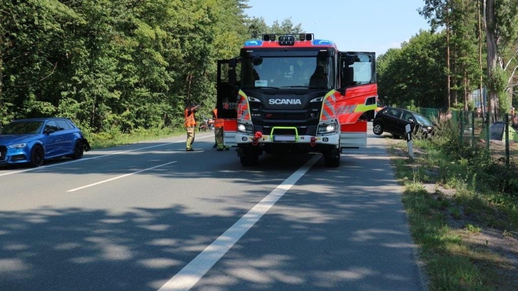 FeuerwehrPB's tweet photo. Heute ereignete sich gegen 14:40 Uhr ein Verkehrsunfall auf der Münsterstraße in Höhe des Lippesee.
Aus bislang ungeklärter Ursache kam es zu einem Verkehrsunfall zwischen zwei PKW und einem Krad. Insgesamt waren 6 Personen in den Unfall involviert. #lippesee #paderborn https://t.co/QizE6GQF3m