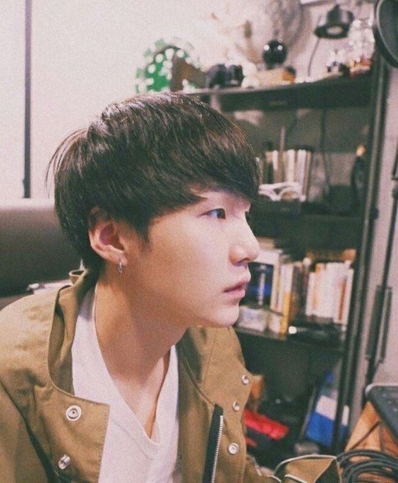 flwrypjm's tweet photo. your camera roll if yoongi was your boyfriend — a devastating thread https://t.co/Qy1QWy5BNt