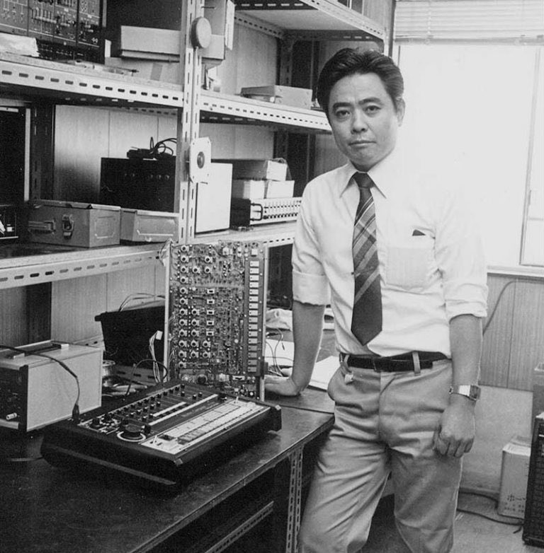 Hace 40 años desde que este señor, Tadao Kikumoto, creó la Roland TR-808 y con ella, entre muchas otras cosas, el Trap. Podeis ir a pedirle explicaciones.