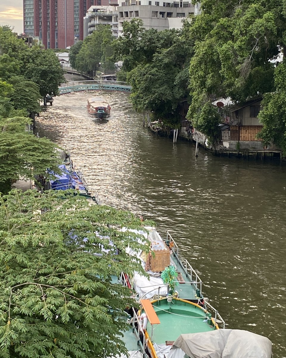 DiscoveringBKK's tweet photo. View of the #SaenSaepCanal in the #Pratunam shopping district near the #PratunamPier from the bridge on #RatchadamriRoad.
📷 https://t.co/HDVUqGH60S
#discoveringbangkok #pratunammarket #bangkokcanals #expressboat #clothingmarket #baiyoketower #bangkokskyline #bangkokshopping https://t.co/d2xDyWdv3u