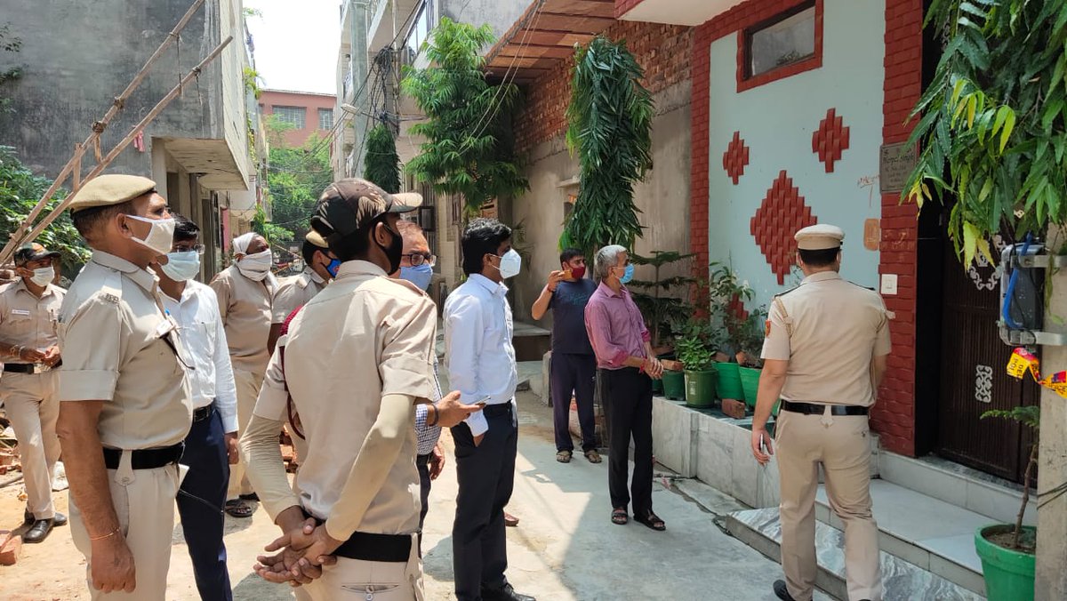 DMCentralDelhi's tweet photo. Visit of #Containment_Zones in #Burari by #DM_Central and #redressing the #grievances.
#COVID__19 #Unlock3 #staysafe #DelhiDefeatingCorona
@Dilkhush_ias @HarishM07710561 @msisodia @MIB_India @MoHFW_INDIA @timesofindia @htTweets https://t.co/Y4LfapmAhW