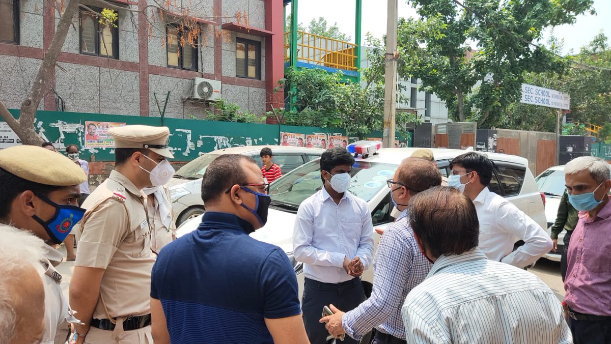 DMCentralDelhi's tweet photo. Visit of #Containment_Zones in #Burari by #DM_Central and #redressing the #grievances.
#COVID__19 #Unlock3 #staysafe #DelhiDefeatingCorona
@Dilkhush_ias @HarishM07710561 @msisodia @MIB_India @MoHFW_INDIA @timesofindia @htTweets https://t.co/Y4LfapmAhW