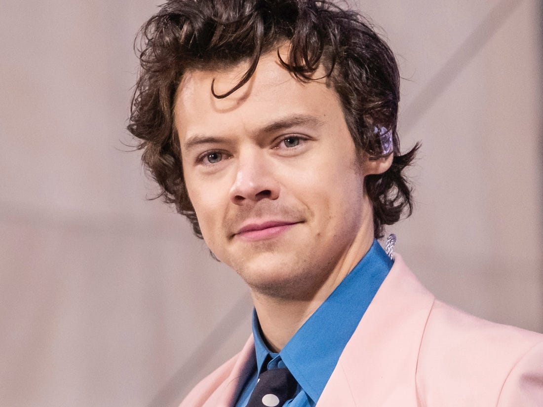 WORLDMUSICAWARD's tweet photo. #HarryStyles has made £50 million since he went solo 3 years ago and is now the highest earning member of #OneDirection!👊👑@Harry_Styles 
https://t.co/OvPa4Nrdgi https://t.co/cQqHkulOAQ