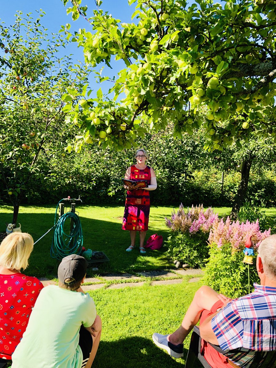 ⁦Lavarunoutta koettiin ⁦<a href="/helsinkifest/">Helsingin juhlaviikot | Helsinki Festival</a>⁩ #taidelahja’na tänään aurinkoisessa Marjaniemen siirtolapuutarhassa. Kiitos ⁦<a href="/PulliElina/">Elina Pulina Pulli</a>⁩! #juhlaviikonloppu #helsinkifest #marjaniemi #helsinki #runous