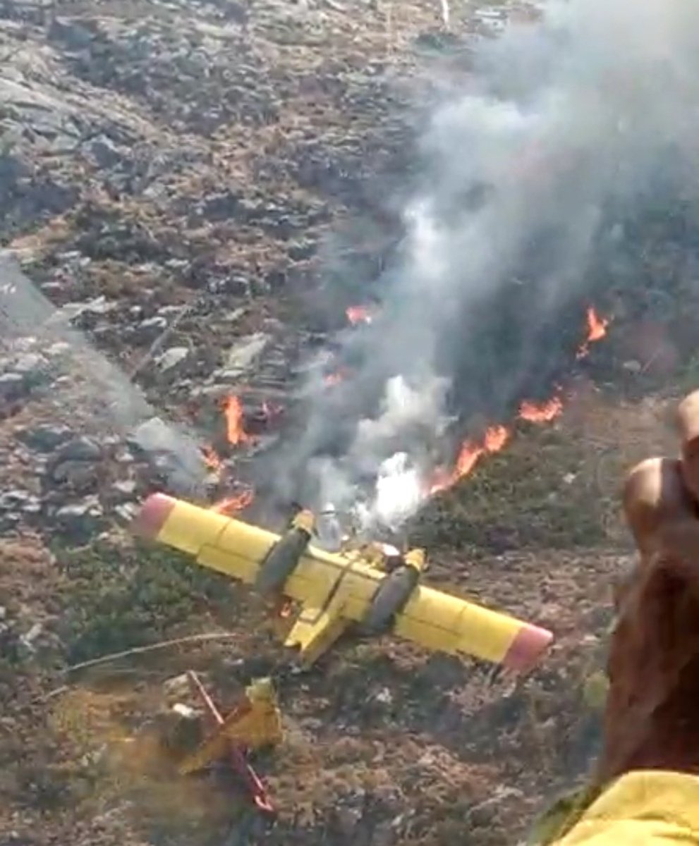 AT_Brif's tweet photo. 12:27📷#IFManinLobios #Ourense
Accidente de avión anfibio Canadair mientras participaba en la extinción del incendio forestal de Lobios, en el Xures frontera con Portugal🇵🇹
A la espera de más info.
#IIFF
@BrifLaza de @mitecogob trabaja en labores de extinción. https://t.co/aHZUpebr50