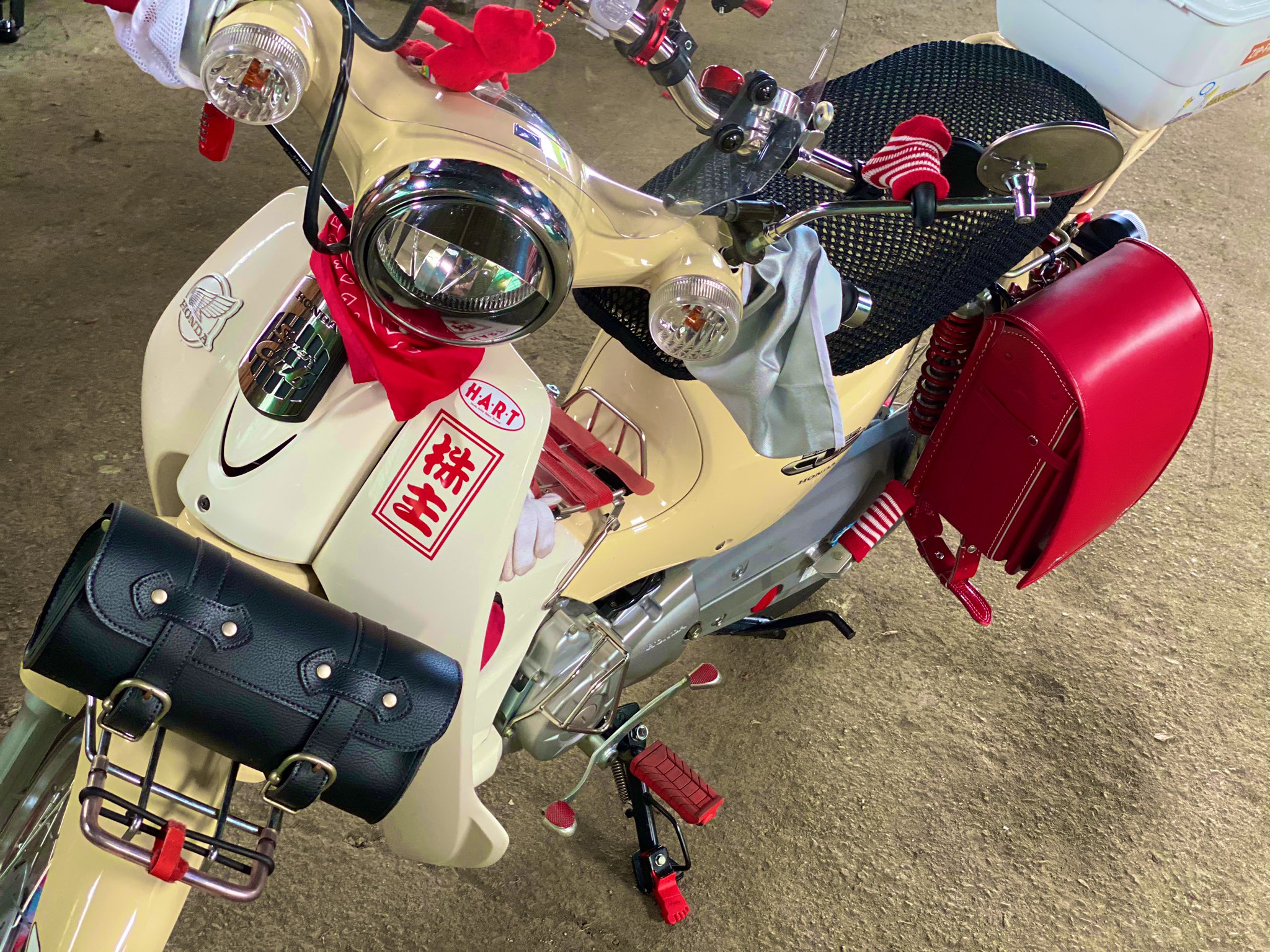 Aozora 知り合いが紅白のド派手な スーパーカブ に乗って現れた ランドセル がサイドバッグとは 見れば見るほど拘ってるのがわかる ホンダ Honda スーパーカブ Ja10 バージンベージュ 110cc 紅白 ド派手 ランドセル サイドバッグ Aozora 知り合いが紅白のド派手な スーパーカブ に乗って現れた ランドセル がサイドバッグとは 見れば見るほど拘ってるのがわかる ホンダ Honda スーパーカブ Ja10 バージンベージュ 110cc 紅白 ド派手 ランドセル サイドバッグ