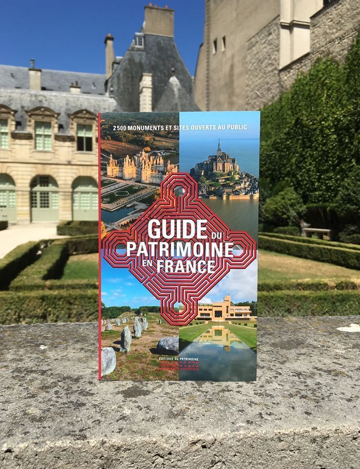 Vous sillonnez les routes de France à la découverte de ses monuments ? 🏰
Un conseil : n'oubliez pas de glisser le 'Guide du patrimoine' des #EdPatrimoine dans votre sac ! 🎒 editions-du-patrimoine.fr/Librairie/Hors…