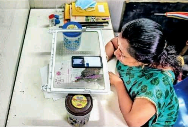yadav_monica's tweet photo. A teacher using a refrigerator tray to teach online. #Teachinghacks #onlineeducation https://t.co/NptsEgiyH6