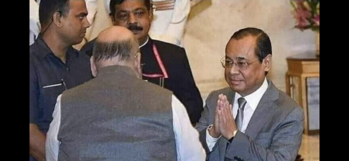 nisar_perwez's tweet photo. न्याय करने वाले ही अगर #अपराधी के सामने #हाथों को जोड़कर खड़े हों तो देश की भोली भली जनता न्याय की उम्मीद कैसे रखें, 
देश को #शर्मसार करने वाली तस्वीर आपके सामने है 🙏🙏 https://t.co/va8wDWijUR