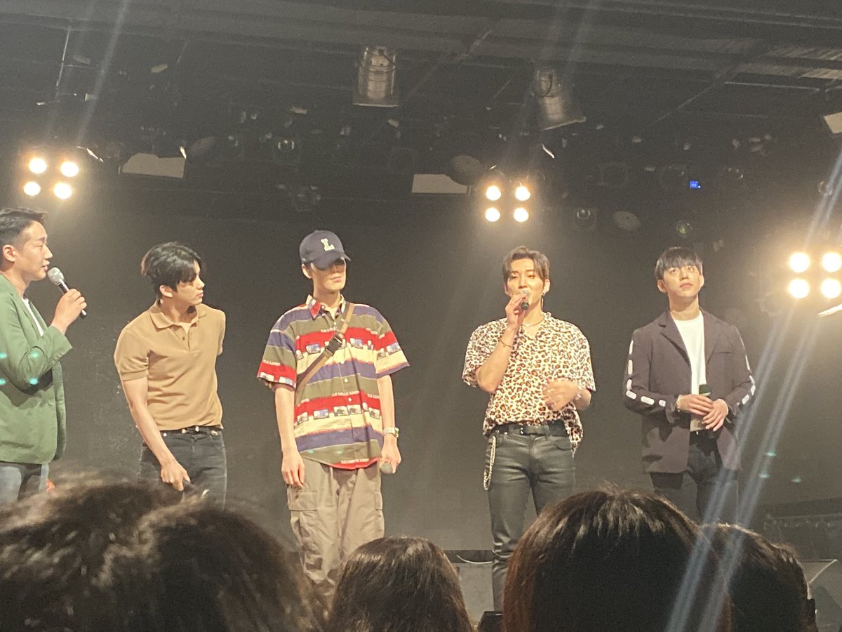 cjtsns741526's tweet photo. ㅠㅠㅠㅠㅠ 네명 실화냐고 ㅠㅠㅠ

#대현 #영재 #종업 #젤로 #비에이이피 #BAP #팬미팅 https://t.co/zioCjnwvS9