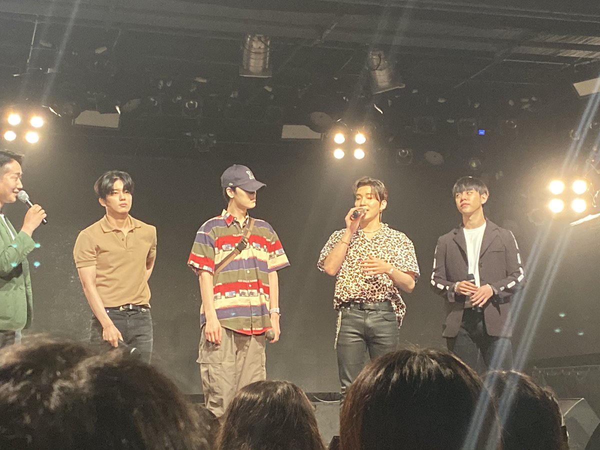 cjtsns741526's tweet photo. ㅠㅠㅠㅠㅠ 네명 실화냐고 ㅠㅠㅠ

#대현 #영재 #종업 #젤로 #비에이이피 #BAP #팬미팅 https://t.co/zioCjnwvS9